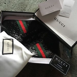 Gucci size 40  men NWT never worn
